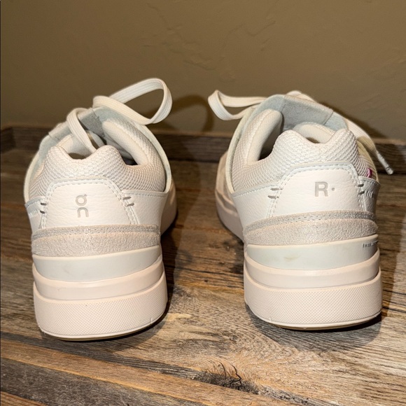 On Running women’s The Roger white/gray size 9 like new no box - Picture 4 of 10
